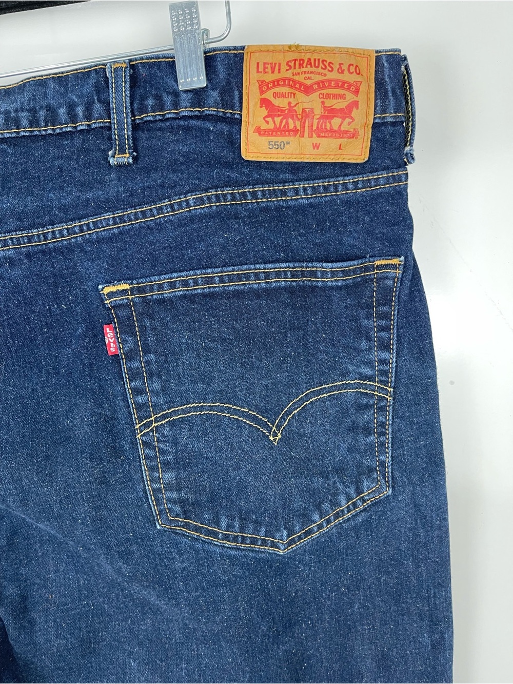 Levi’s 550 Men’s Relaxed Fit Jeans Dark Wash Blue Size 48x32 Classic Straight - Picture 5 of 7